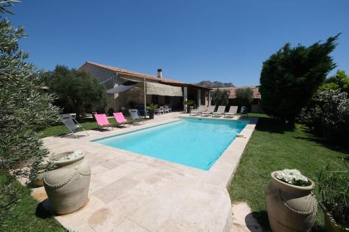 charming vacation rental with pool. beautiful view of the alpilles, in aureille, close to the center of the village on foot, sleeps 10 - Location saisonnière - Aureille