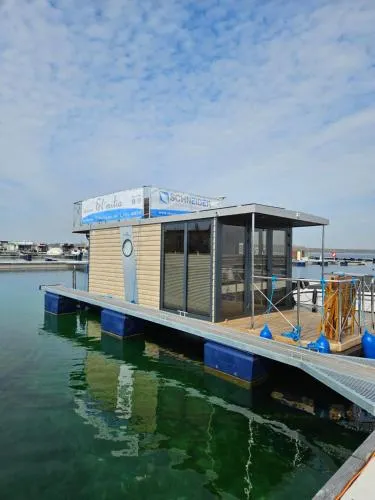 Mobiles Hausboot El'milia mit eigener Ankerboje auf dem See in Braunsbedra, Deutschland