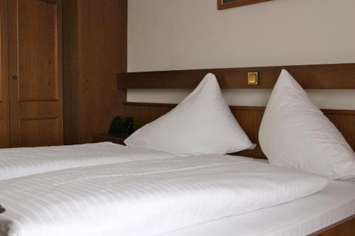1 queen bed, 1 twin bed
