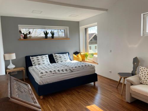 "Ferienhaus am Mondsee" mit direktem Schafbergblick im Salzkammergut bei Salzburg in Мондзеє