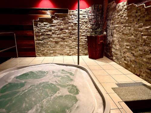 Hot tub, Hostellerie Le Lievre Amoureux in Valpelline