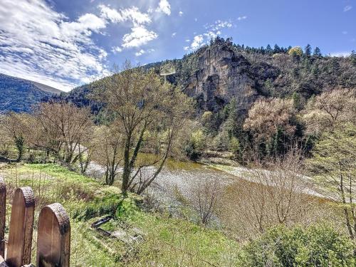 . Gorges du Tarn - Maisonnette à flanc de falaise