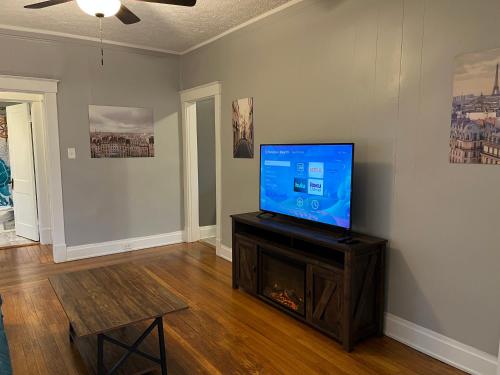 Rolston 1, One Bedroom Unit near Xavier Downtown in Bellevue, USA