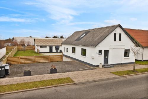  Large And Newly Renovated Holiday Home In Cozy Ingstrup in Løkken