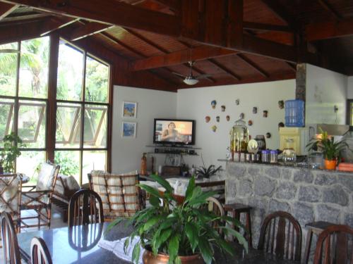 Casa Enorme para 12 pessoas, 4 suites e um fundo com 18mil metros de mata e um pier no rio que sai para o mar-Internet 100MB