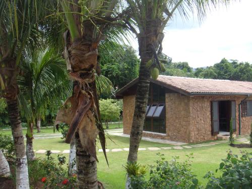 Casa Enorme para 12 pessoas, 4 suites e um fundo com 18mil metros de mata e um pier no rio que sai para o mar-Internet 100MB