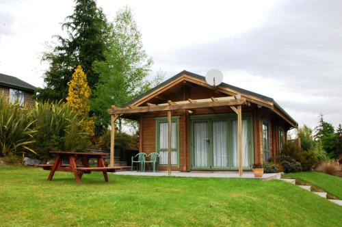 One-Bedroom Queen Chalet with Spa Bath