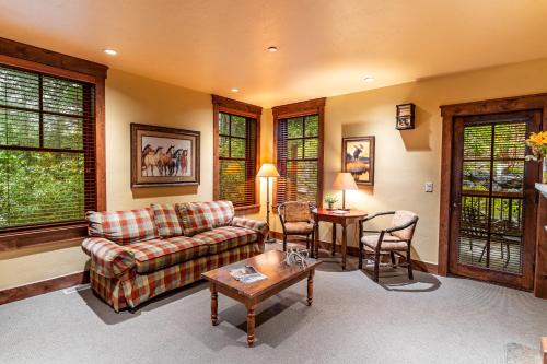 Luxury Condo One Bedroom Parlor Suite