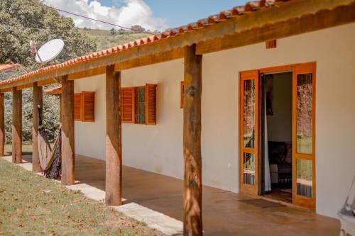 Casa em Bueno Brandão(MG) com Cachoeira Particular