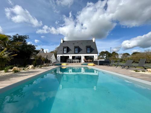Superbe Villa tout confort avec piscine et spa à 2 pas de la plage - Location, gîte - Fouesnant