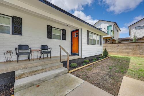 Cozy Duplex, Walk to Bentonville City Square! in Bentonville, USA
