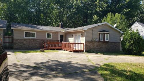 "Mentor Place" a 4 bedroom home in the heart of a lake community min away from lots activities in Mentor, USA