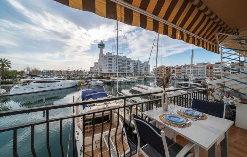  Appartement avec vue sur le canal - WeHostYou in 17487 Empuriabrava