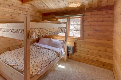 Pine Mountain Club Cabin Rental with Pool Access!