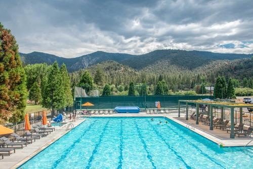 Pine Mountain Club Cabin Rental with Pool Access!