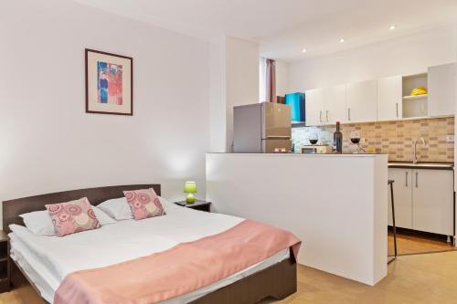 Uni88 Apart Hotel Room Type - Queen Studio