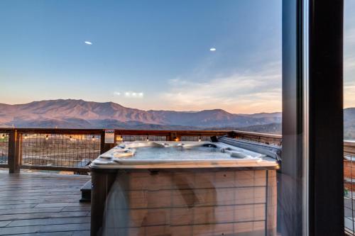 Piney Estate Hot Tub Game Theater Room in Gatlinburg, USA