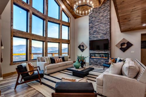 Piney Estate Hot Tub Game Theater Room in Gatlinburg, USA