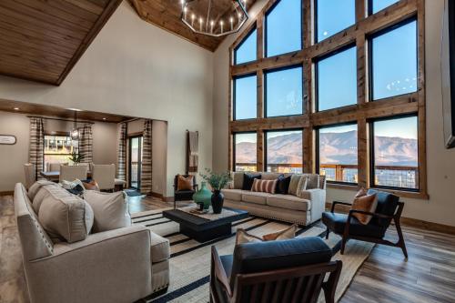Piney Estate Hot Tub Game Theater Room in Gatlinburg, USA