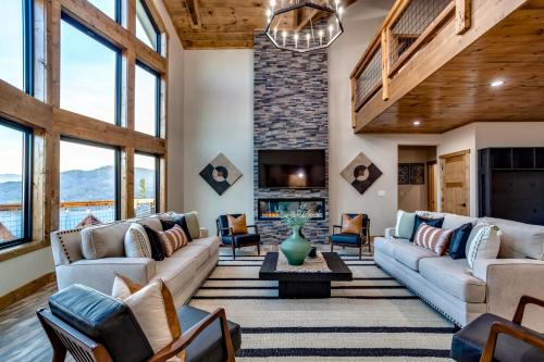 Piney Estate Hot Tub Game Theater Room in Gatlinburg, USA