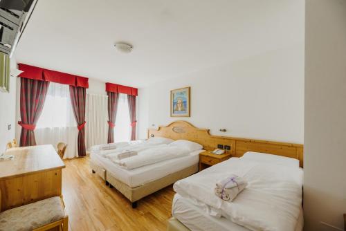 1 queen bed, 1 twin bed