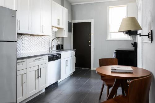 Spacious CWE 3BR near BJC by Zencity - image 13