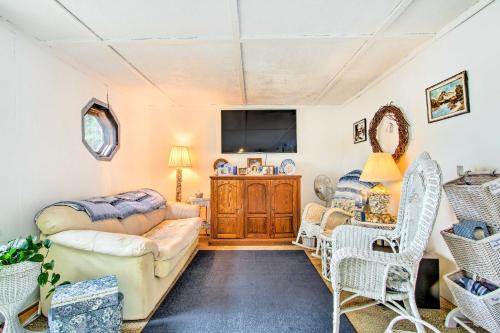 Hartford Cottage w/ Private Beach on Bear Pond! in Auburn (Maine)