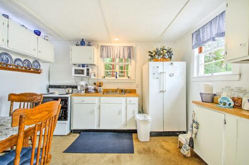Hartford Cottage w/ Private Beach on Bear Pond! in Auburn (Maine)