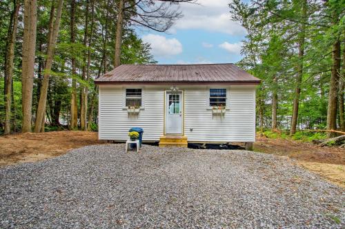Hartford Cottage with Dock and Private BCH on Bear Pond - image 2