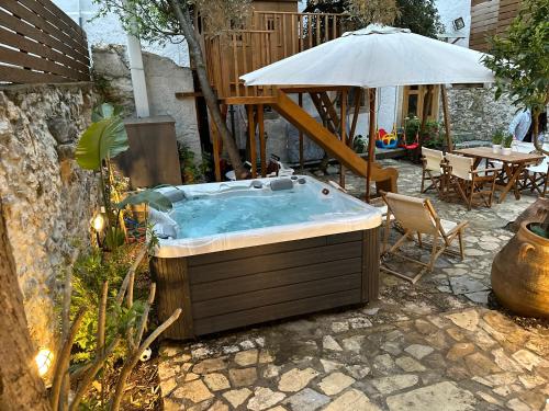 MK Cottage With Breakfast and Jacuzzi