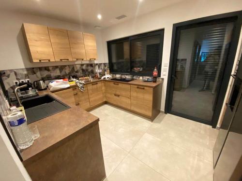 Kitchen, Grande Villa cosy avec piscine, sauna & jacuzzi near Fontcaude Golf