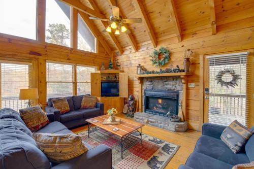 Smoky Mountains Cabin with Hot Tub, Deck and Views!, Sevierville
