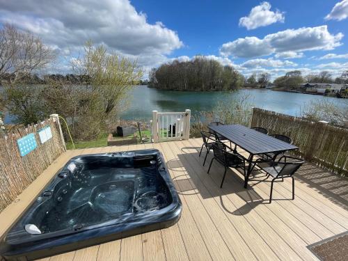 Lakeside Retreat 2 with hot tub, private fishing peg situated at Tattershall Lakes Country Park