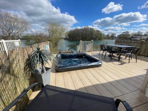Lakeside Retreat 2 with hot tub, private fishing peg situated at Tattershall Lakes Country Park