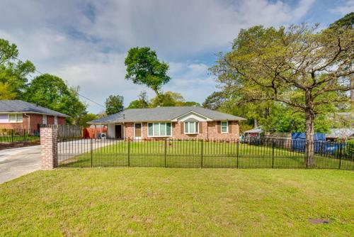 Renovated Home Yard, 11 Mi to Dtwn Atlanta!, Atlanta