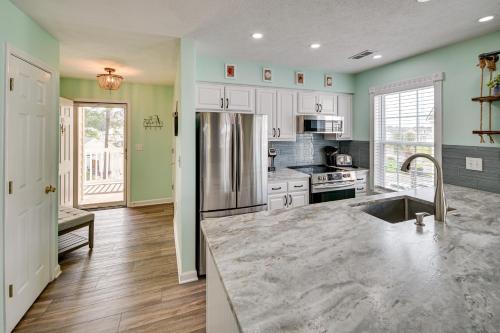 Myrtle Beach Condo with Scenic Balcony - Near Golf in Myrtle Beach, USA