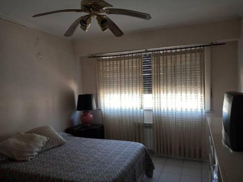 Departamento al frente- Habitación con living - Tandil
