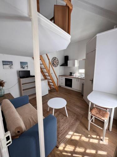 Studio with mezzanine in the heart of old Antibes wifi air conditioning