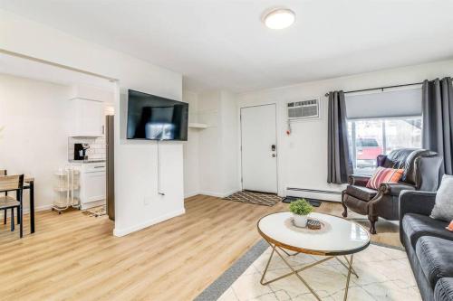 Pet Friendly 1BR Flat with Dog Park & King Bed
