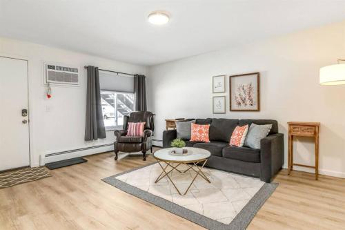 Pet Friendly 1BR Flat with Dog Park & King Bed