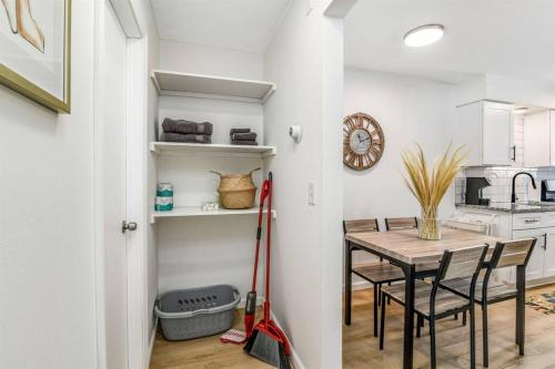 Pet Friendly 1BR Flat with Dog Park & King Bed