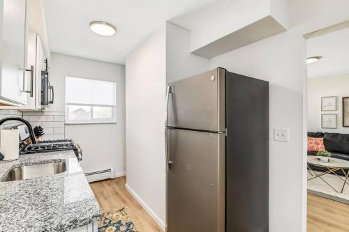 Pet Friendly 1BR Flat with Dog Park & King Bed