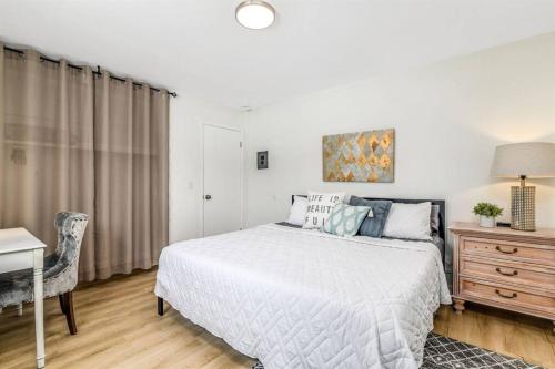 Pet Friendly 1BR Flat with Dog Park & King Bed