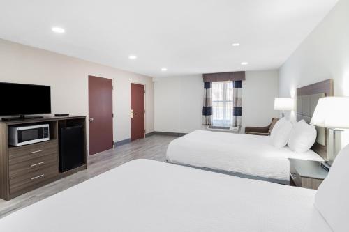 3 queen beds, 1 sofa bed