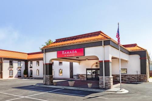 外部景觀, 亨德森維爾溫德姆華美達酒店 (Ramada by Wyndham Hendersonville) in 亨德森維爾(NC)