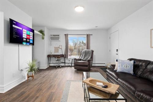 Brand New 1BR Flat, Cozy King Suite in Mount Clemens, USA