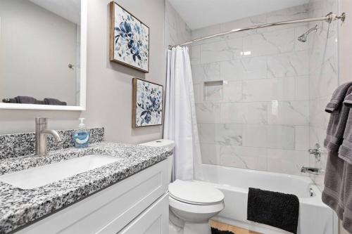 Brand New 1BR Flat, Cozy King Suite in Mount Clemens, USA