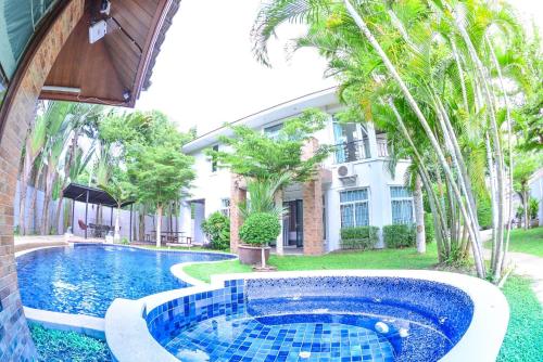 Suzie pool villa 7 bedrooms with private pool.