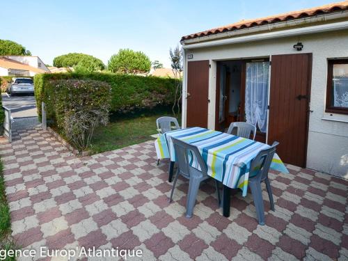 Maison de plain-pied avec piscine surveillée, proche commerces et mer - FR-1-705-5 gîte à louer La Palmyre