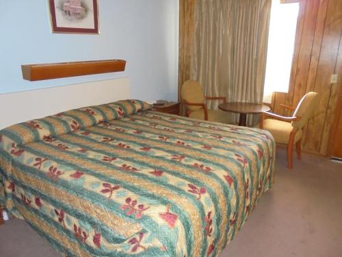 Pinelodge Motel - image 8